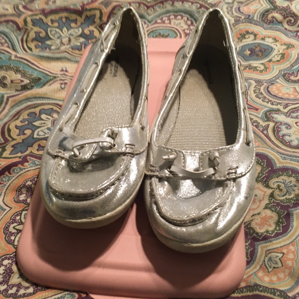 Arizona Womens  slip on shoes Size 9  Great Condition silver